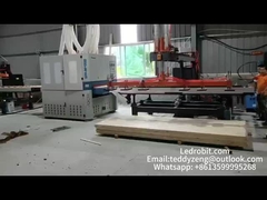 Automatische laadmachine voor houten planken met rollend vervoerband