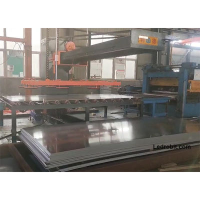 Automatische machine voor het laden en lossen van aluminiumplaten