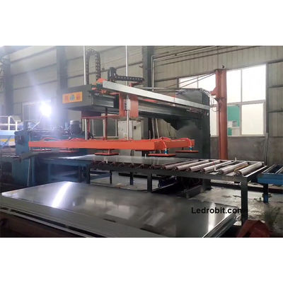 Automatische machine voor het laden en lossen van industriële aluminiumplaten